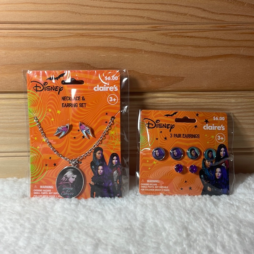 NIP Descendants Necklace Earring set Claires Disney 2022 Halloween